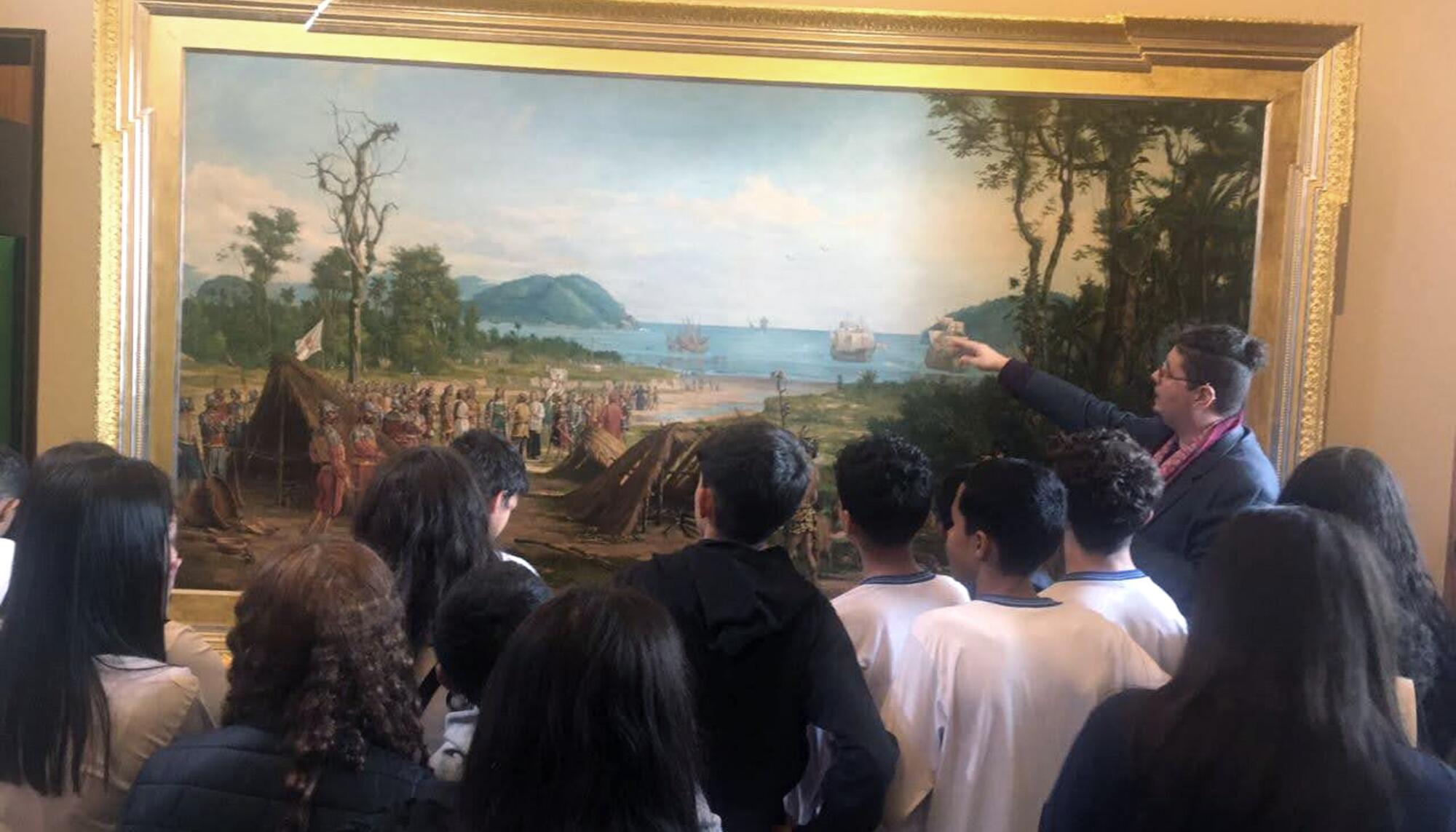 César Augusto Mendes Cruz, impartiendo una clase en el Museu Paulista, en São Paulo, en 2023.